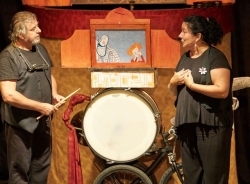 La compañía gaditana “La Gotera de la azotea” inaugura esta noche el XX Festival de Títeres de La Herradura