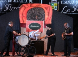 La compañía gaditana La Gotera de la azotea abrió anoche con éxito el XX Festival de Títeres de La Herradura