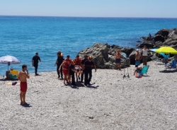 Socorristas de Almuñécar rescatan a un bañista herido en el Peñón del Medio