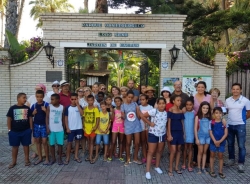 Chicos y chicas saharauis han visitado el Acuario y el Loro Sexi de Almuñécar