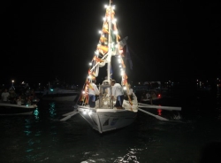 Almuñécar puso el broche apoteósico a sus fiestas patronales con la procesión marítimo-terrestre y los fuegos artificiales