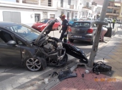 Aparatoso accidente de un vehículo con daños materiales, tras salirse de la vía en el barrio de San Sebastián de Almuñécar.