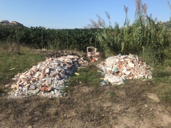 El Partido Popular exige que se limpien de basura y escombros los caminos rurales y pide más vigilancia para evitar los vertidos