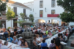Los mayores Salobreña celebran su festividad con una  merienda en la plaza del Museo