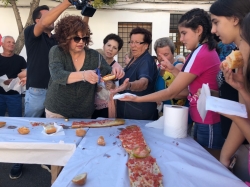 Órgiva elabora la tostada más grande de Andalucía en la celebración del I Desayuno Ecológico