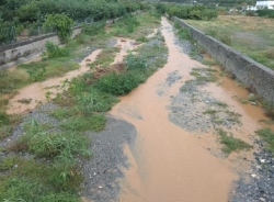 La lluvia provoca la primera salida de agua por los cauces de los ríos en Almuñécar y La Herradura
