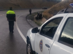 Un vehículo se sale de la vía consecuencia de la lluvia en Almuñécar