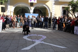 Alumnos de Almuñécar depositan velas con los nombres de las víctimas asesinadas por la violencia de género este año