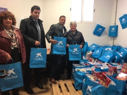 Más de un centenar de familias desfavorecidas de Órgiva reciben una bolsa de productos navideños