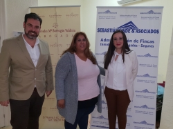 La empresa motrileña Sebastián Linde y Asociados ha donado un gran lote de aceite de oliva virgen extra a la familia de la pequeña Jimena Estévez