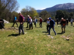 Medio centenar de senderistas de Almuñécar recorrieron parte de la Sierra de Arana y Huétor