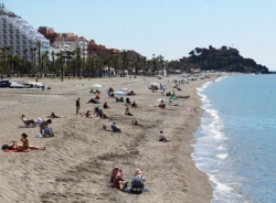 Las playas de Almuñécar y La Herradura reciben los primeros bañistas