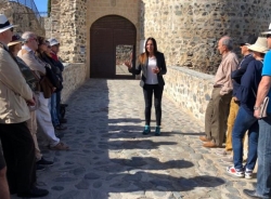 El Paseo por la Historia de Almuñécar llevó a más de medio centenar de personas al Castillo de San Miguel