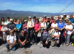 Una cuarentena de senderistas sexitanos recorrieron la cara sur de la Sierra de Tejada bajo una jornada soleada
