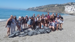 Estudiantes americanos realizan un voluntariado de limpieza en la playa de Salobreña