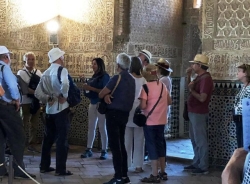 Almuñécar lleva a la Alhambra a un centenar de vecinos con el programa “Un paseo por la Historia” para conocer la Cultura Nazarí