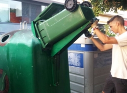 Almuñécar optará este verano al distintivo Bandera Verde de Ecovidrio si consigue superar el reto de reciclado de vidrio