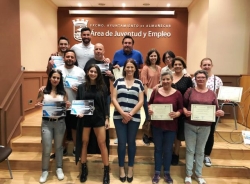 Una docena de alumnos de los cursos de formación de Monitor de Aula Matinal y Preparador Físico reciben su diploma