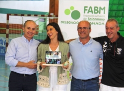 La Delegación Provincial de Balonmano rinde homenaje al concejal de Deportes de Almuñécar, Luis Aragón y a la árbitro sexitana María Sánchez