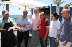 Los chiringuitos de Almuñécar y La Herradura ofrecen deliciosos espetos de sardinas como plato típico de nuestras playas.