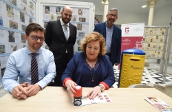La fachada de Condes de Gabia ilustra un sello y una tarjeta postal de Correos