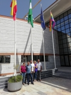Las escaleras  del Ayuntamiento de Salobreña lucen los colores de la bandera LGTBI