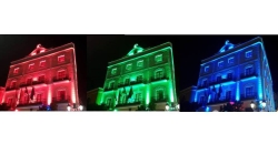 El Ayuntamiento de Almuñécar se ilumina arcoíris la noche del orgullo LGTBI