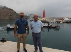 Dos embarcaciones con brazos articulados y redes textiles limpiarán las aguas de las playas de Almuñécar y La Herradura
