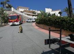 Los Bomberos y Policía Local de Almuñécar rescatan a dos hombres en una grúa pluma que amenazaba con caer por la inclinación de la misma