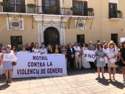 Motril se concentra en apoyo  a la víctima de la violación en grupo  de Manresa
