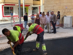 La alcaldesa visita las obras de la calle Ancha que entran en su última fase de ejecución con el asfaltado de la vía