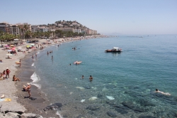 La calidad del agua en las playas de Almuñécar y La Herradura es apta el baño