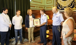 Luisa García Chamorro recibe  al nuevo Comandante Jefe del Escuadrón de Vigilancia Aérea 9