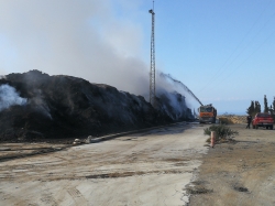 Controlado el incendio de la planta de residuos vegetales de Motril