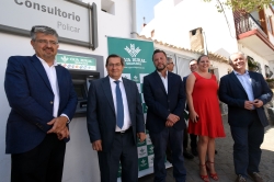 Polícar inaugura el primer cajero automático de su historia tras el acuerdo entre Diputación y Caja Rural