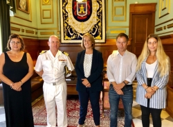 La alcaldesa recibe a Víctor Manuel Garay y destaca la gran relación que existe entre la ciudad de Motril y la Comandancia Naval