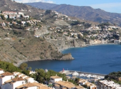 La Guardia Civil de Almuñécar y Buceo La Herradura rescatan a un menor en un acantilado cerca de Marina del Este