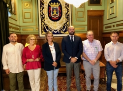 El Ayuntamiento de Motril recibe al motrileño Carlos de Jacoba, posible nominado a los Grammy Latinos