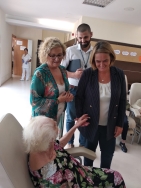 La alcaldesa anuncia la puesta en marcha de programas para mejorar el bienestar de las personas de edad