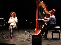 Unos 650 alumnos de Primaria y Secundaria de Almuñécar y La Herradura han asistido hoy al Concierto Didáctico que ha ofrecido el Dúo Lingua de oboe y