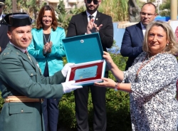 Almuñécar ha rendido un emotivo homenaje a la Bandera y a la Guardia Civil conmotivo de la Fiesta Nacional