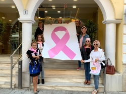 Almuñécar se suma a la lucha contra el cáncer iluminando sus edificios de rosa