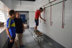 Una nueva silla adaptada ayudará a las personas con diversidad funcional a meterse en la piscina municipal de Salobreña