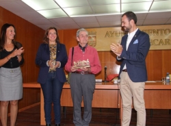 Leonardo Suárez recibe un caluroso homenaje por su contribución al conocimiento de la historia de Almuñécar