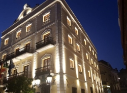 Almuñécar ilumina el ayuntamiento de naranja en solidaridad con los trastornos de hiperactividad