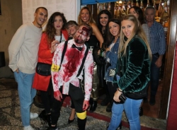 Almuñécar vivió anoche su primera Gymcana Zombie con la participación de cientos de personas