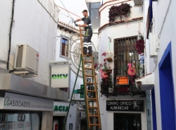 Almuñécar inicia la instalación del alumbrado navideño