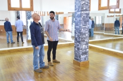Concluyen los trabajos de sustitución del suelo de la sala de baile de la Casa de la Cultura de Lobres, adornada con fotos de los usuarios