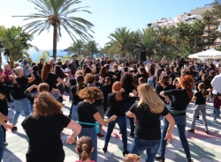 Almuñécar celebró el Día Internacional del Flamenco con una gran coreografía de baile cerca del mar