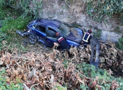 Los Bomberos de Almuñécar excarcelan al conductor de un vehículo atrapado tras caer por un desnivel cerca de Ítrabo